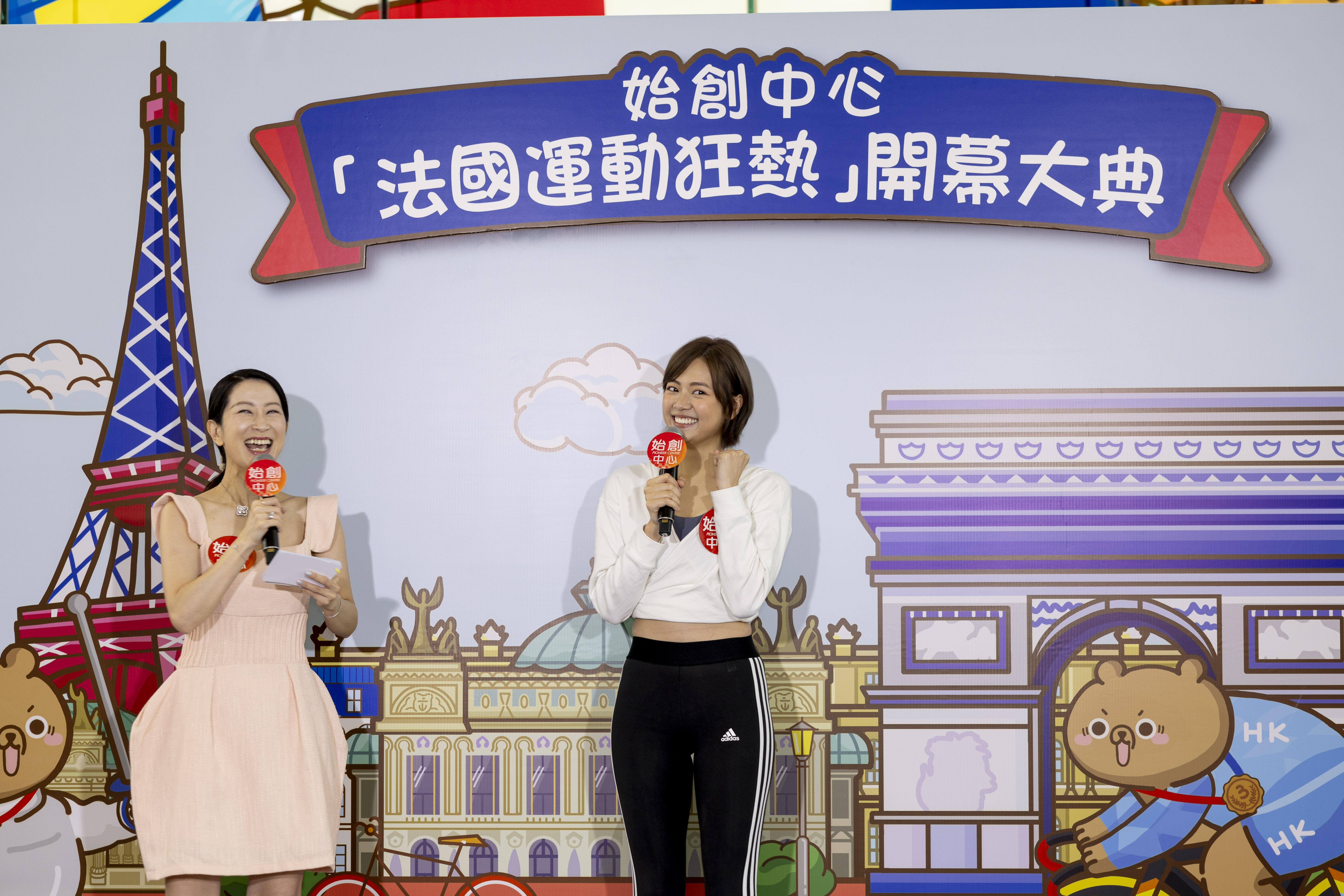 游嘉欣到商場出席《世界體壇珍品─歷屆吉祥物珍藏展》開幕禮。