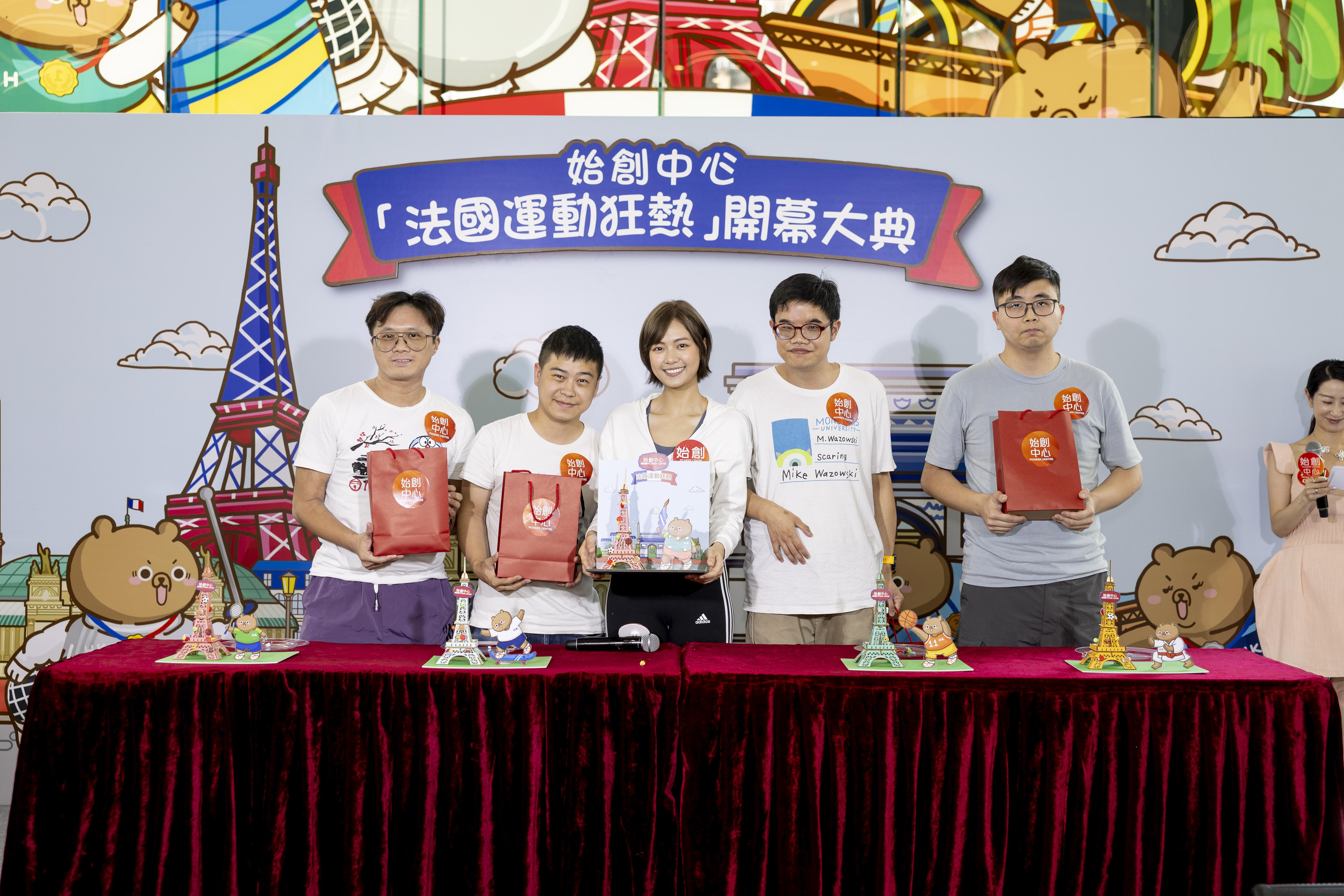 游嘉欣到商場出席《世界體壇珍品─歷屆吉祥物珍藏展》開幕禮。