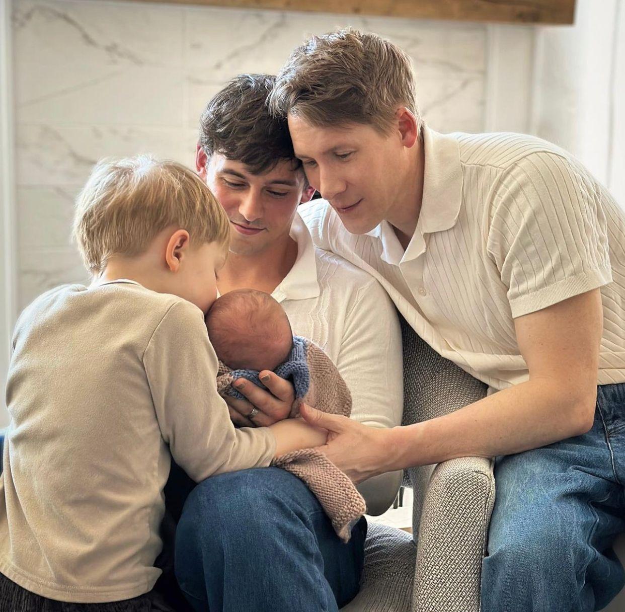 巴黎奧運|英國跳水「神童」戴利2017年與知名編劇男友Dustin Lance Black結婚,找代孕母借肚誕下兩胎,曾公開一家四口照。