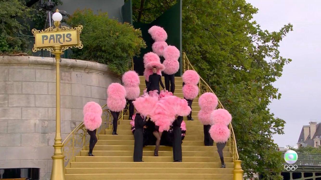 美國天后Lady Gaga是首位出場的表演嘉賓,演繹法國名作Mon Truc En Plumes。