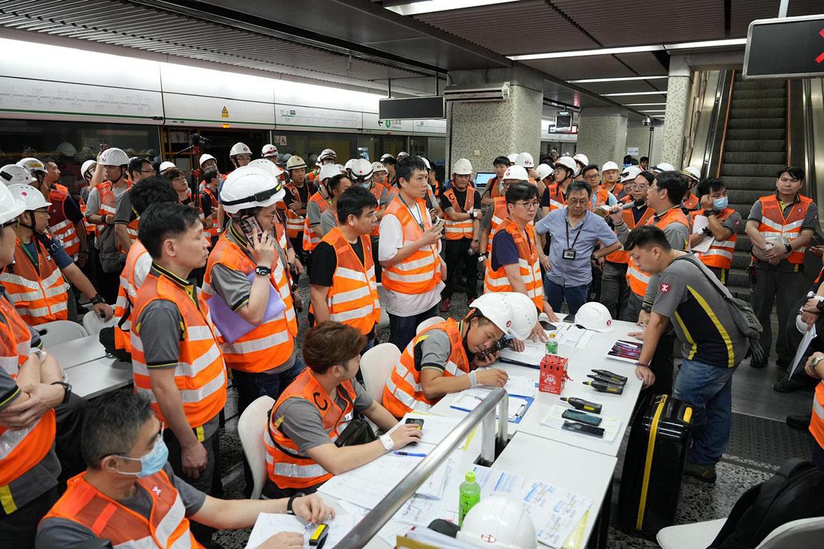 港鐵在油麻地站附近交叉渡線隧道,進行更換電纜吊架工程。(港鐵提供)