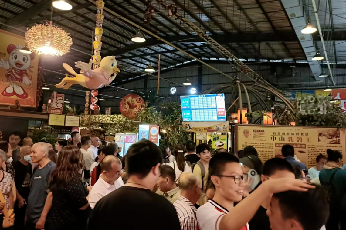 大批深圳和香港居民從深中通道跨越珠江,來到中山品嘗美食、欣賞美景;乳鴿店、燒鵝店食客滿堂,景區遊客也絡繹不絕。(網上圖片)