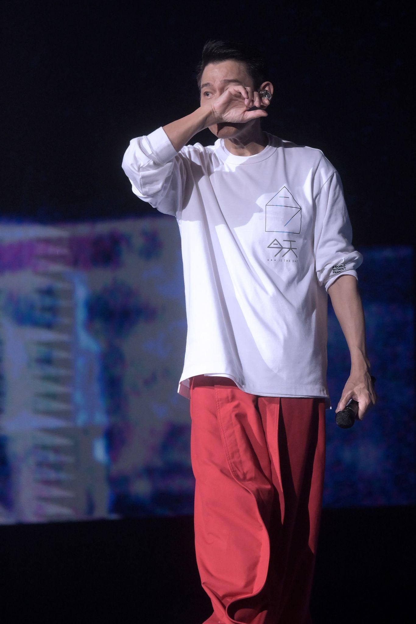 劉德華個唱揭開序幕,巡唱首站四度哽咽。