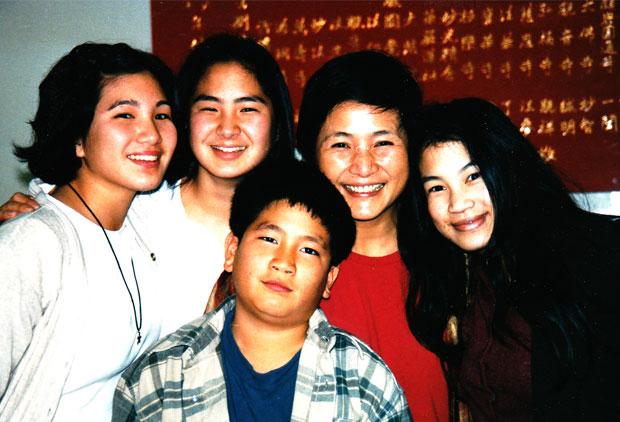 鄭佩佩為原文通生仔,令她先後8度懷孕,4次流產。(網上照片)