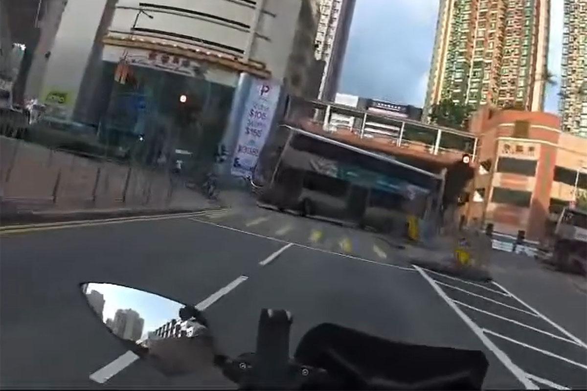 一輛九巴逆線駛入源順圍,險撞到燈位前的電單車。(網上影片截圖)