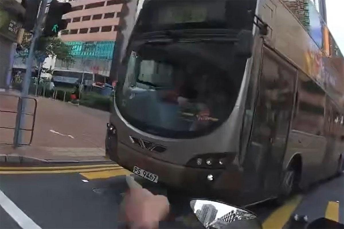 一輛九巴逆線駛入源順圍,險撞到燈位前的電單車。(網上影片截圖)