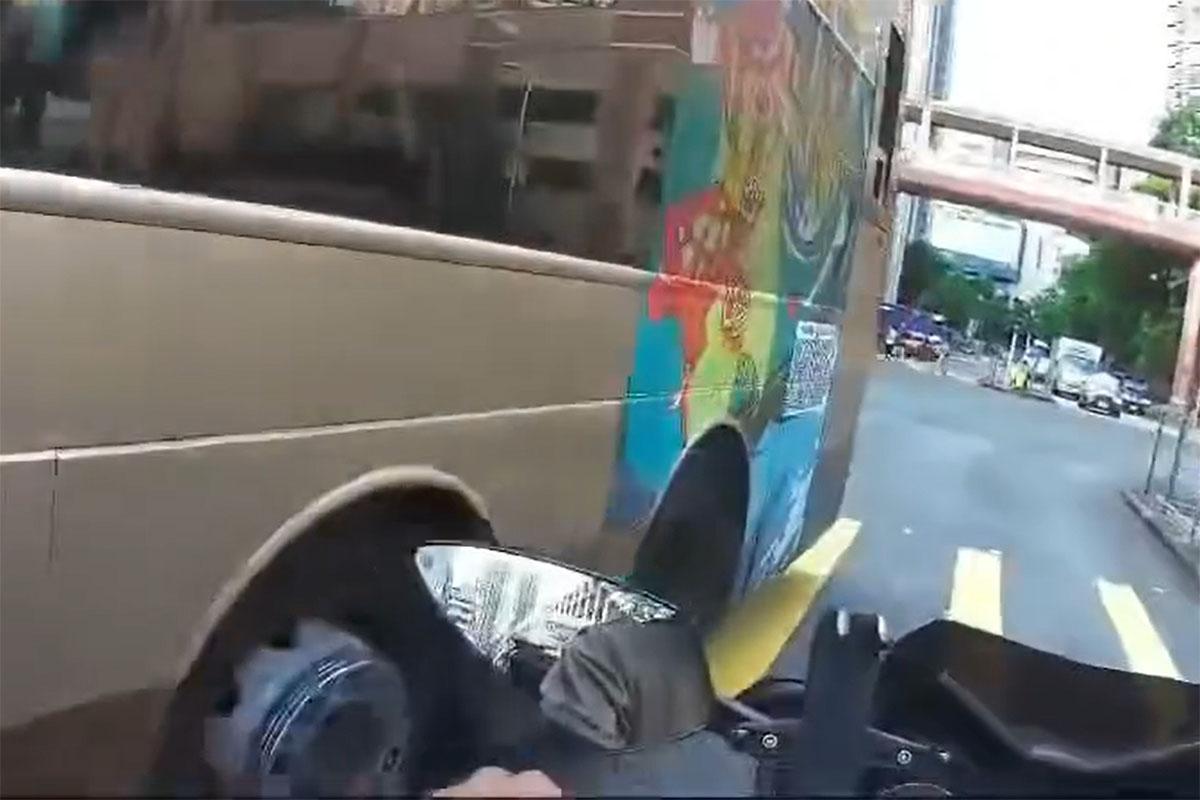 一輛九巴逆線駛入源順圍,險撞到燈位前的電單車。(網上影片截圖)