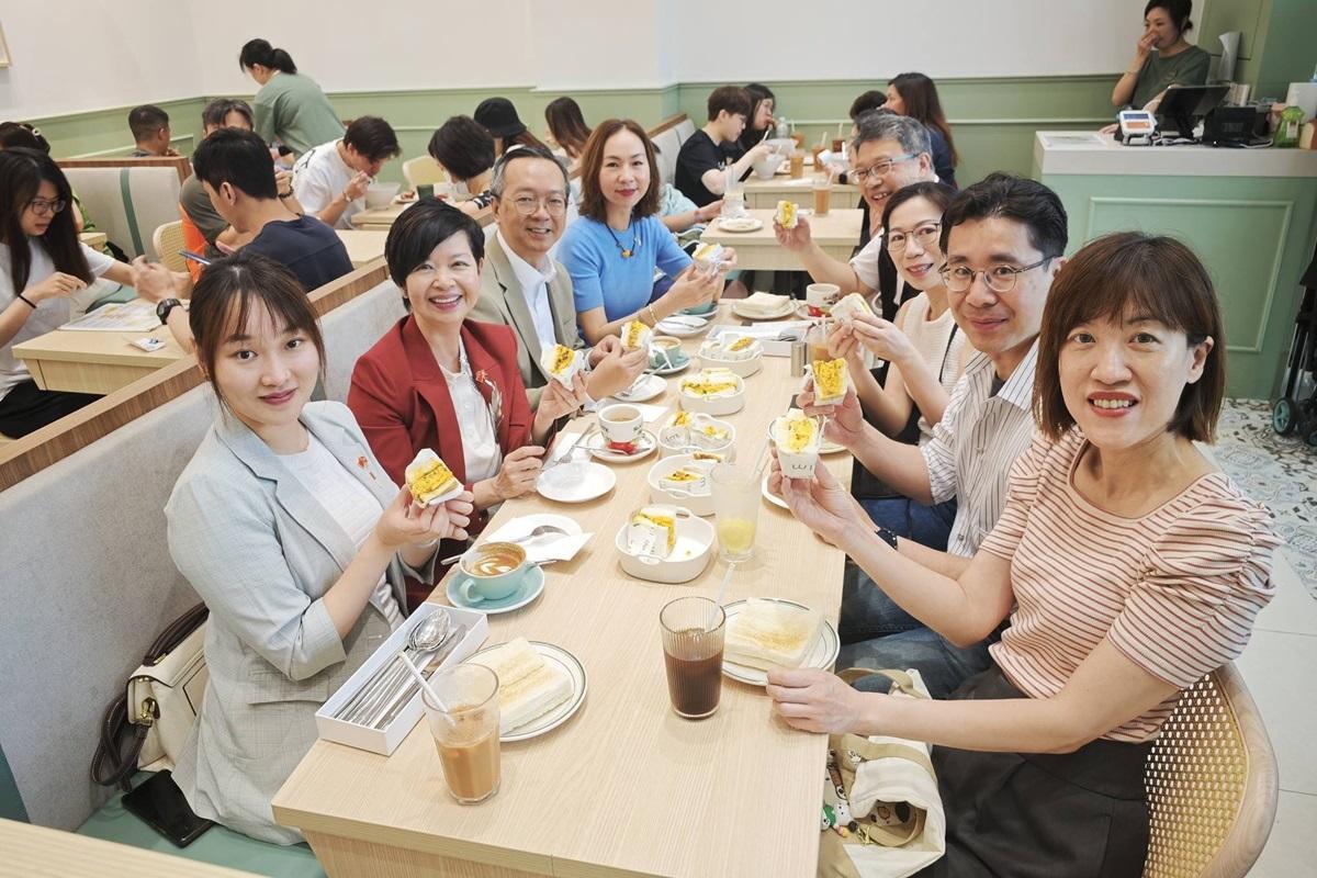 何永賢(左二)、戴尚誠(左三)、歐陽文倩(左一)等齊齊到大本型食早餐。(何永賢FB)