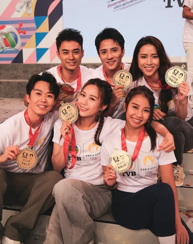 呢期巴黎奧運,今年TVB捧出由劉穎鏇、何沛珈、何泳芍、鄭衍峰、孔德賢以及黃庭鋒組成嘅新奧運六星。