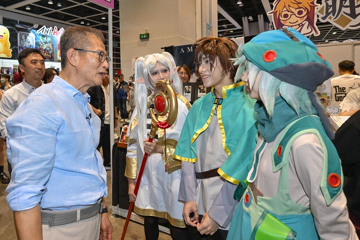 陳茂波(左)在動漫節開幕首日入場參觀。(陳茂波網誌)