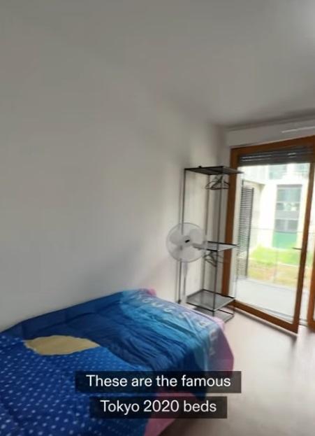 巴黎奧運選手村的紙板床採用環保設計,房間沒冷氣,只有電風扇。(互聯網)