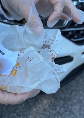 佛洛伊德展示漢堡包包裝紙上的血漬。(互聯網)