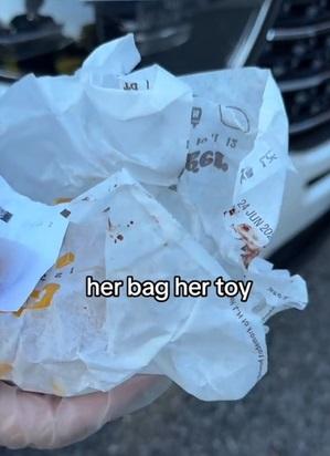 漢堡包包裝紙上的血漬看似茄醬。(互聯網)