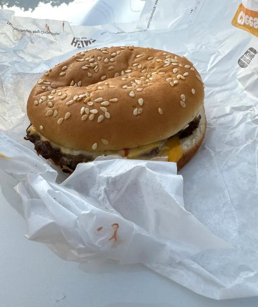 事件中的「人血漢堡」。(互聯網)