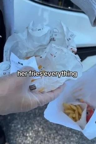 漢堡包包裝紙上的血漬看似茄醬。(互聯網)