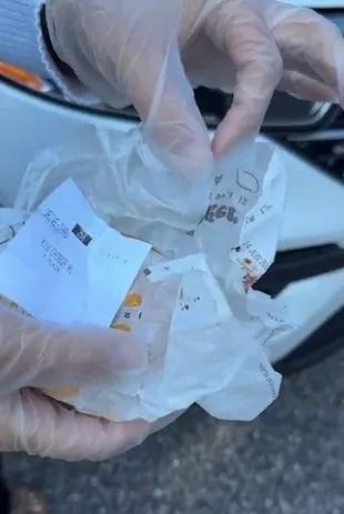 佛洛伊德展示漢堡包包裝紙上的血漬。(互聯網)