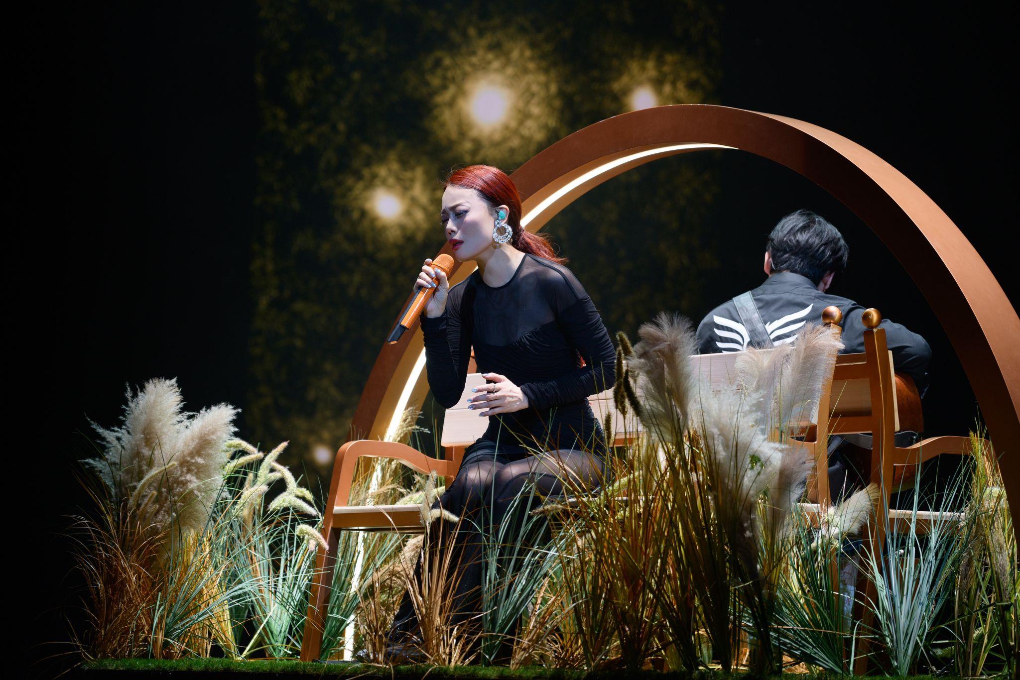 祖兒深情演繹最新單曲《九秒九》。