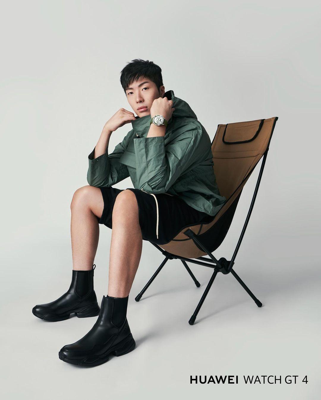 張家朗穿上戶外街頭風格配搭雲杉綠HUAWEI Watch GT 4。