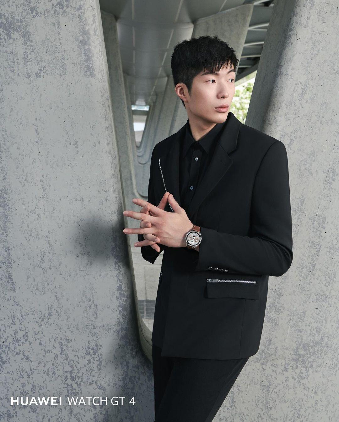 張家朗戴上皮帶HUAWEI Watch GT 4,相當匹配。