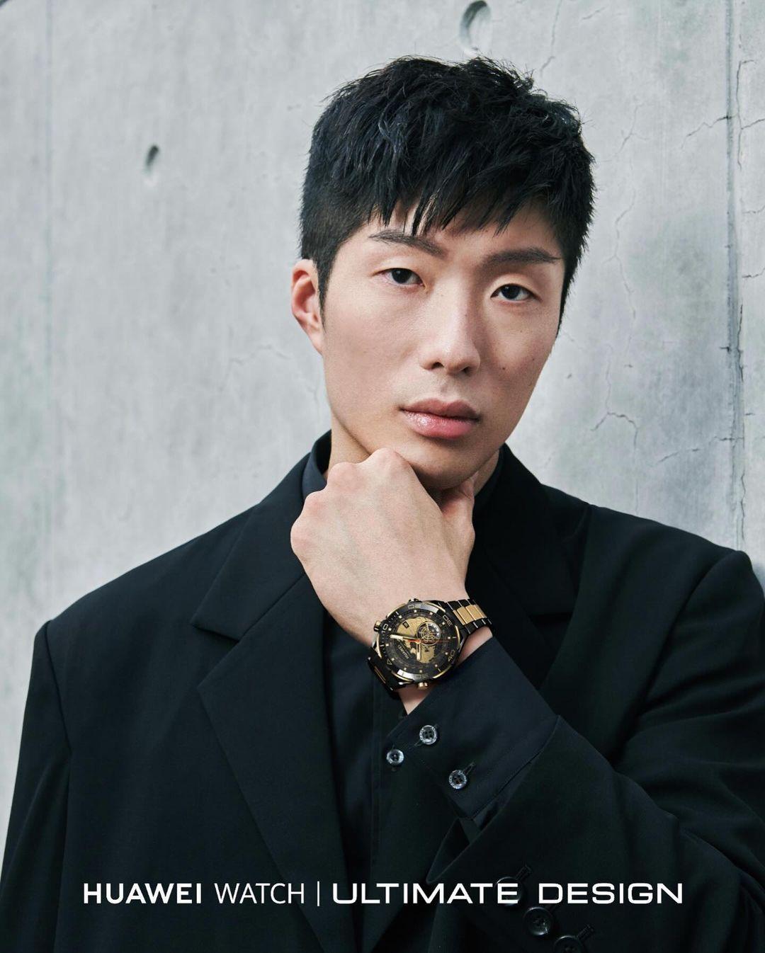 張家朗戴上HUAWEI WATCH ULTIMATE DESIGN優雅貴氣。