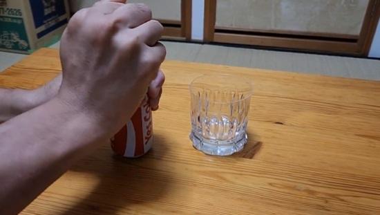 網民打開陳年可樂。(互聯網)