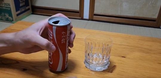 網民打開陳年可樂。(互聯網)