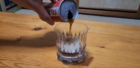 倒出陳年可樂。(互聯網)
