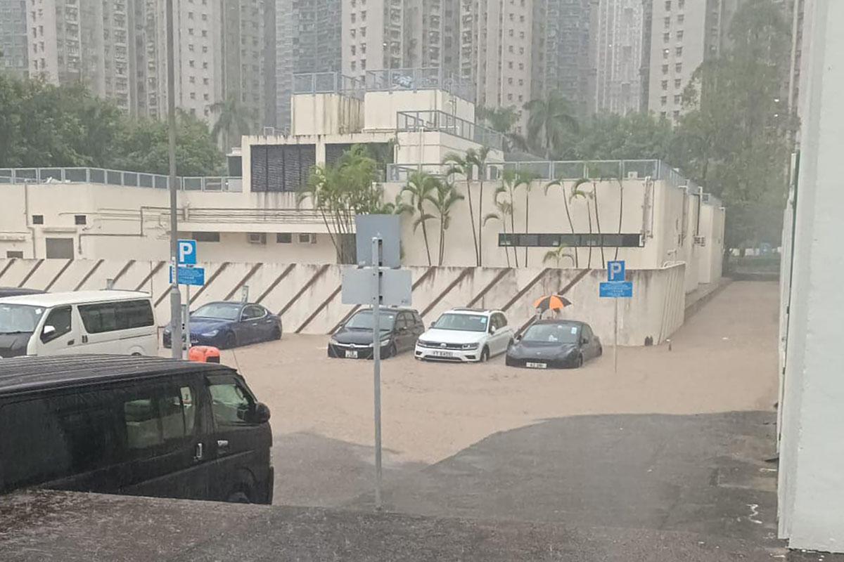 將軍澳敬賢里水浸至私家車車身一半。(網民卓球@FB群組「馬路的事 (即時交通資訊台)」)