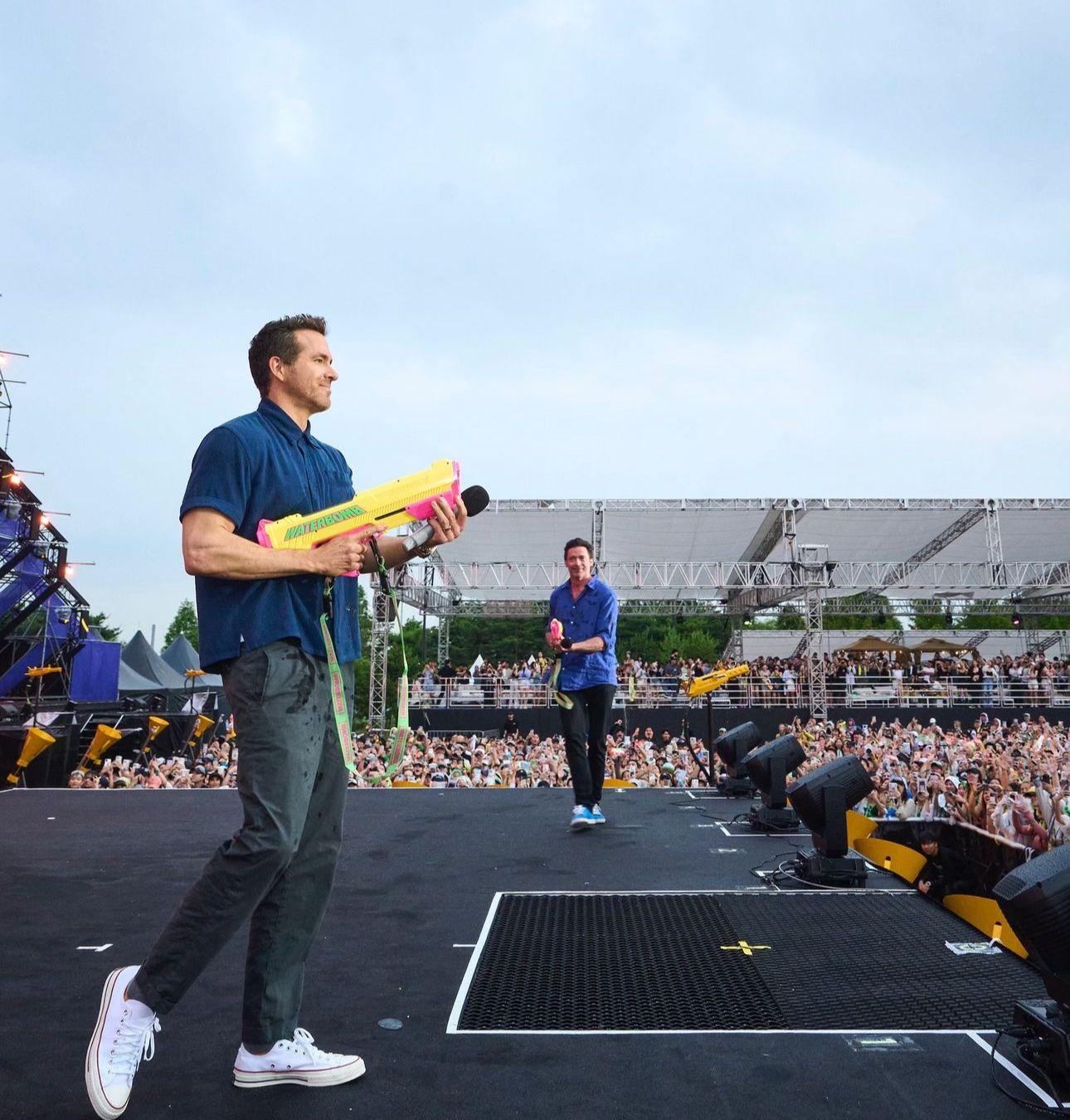 賴恩雷諾士、曉治積曼向台下觀眾瘋狂射水,場面熱鬧。