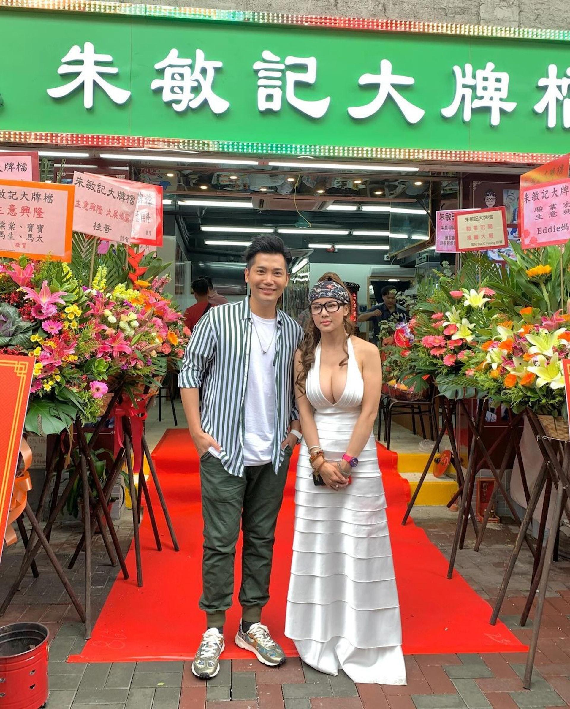 黃建東曾現身主持開幕,當時老闆娘的打扮,令不少人好奇黃建東如何跟老闆娘對望。