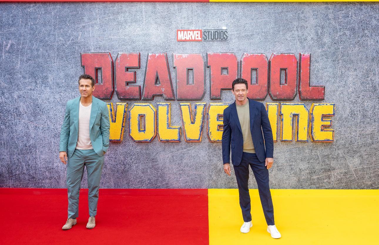 賴恩雷諾士與曉治積曼抵達英國宣傳矚目電影《死侍與狼人》。