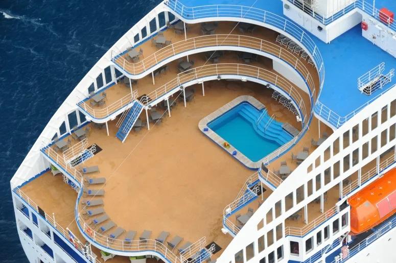 郵輪還有泳池。(網上圖片)