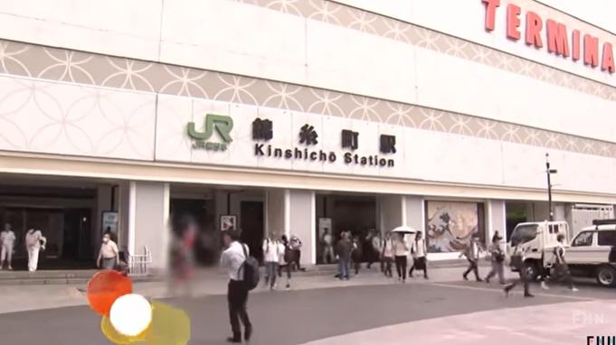 FNN報道,東京JR錦糸町車站月台廣告板最近在社交網掀起熱話。(互聯網)