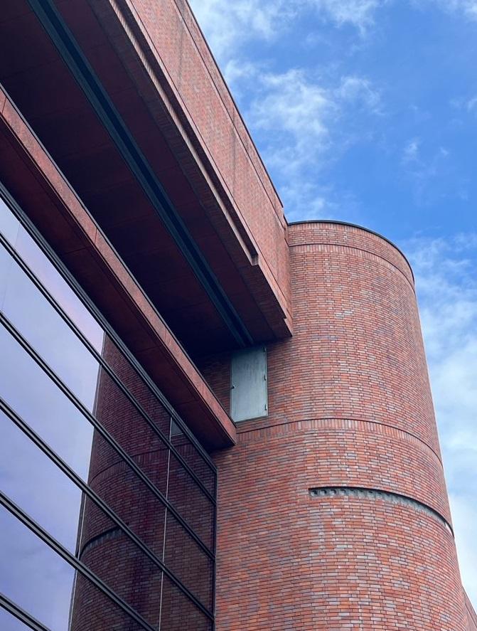 日本網民「@ochika_SU24T」近日在「X」發圖文表示,長野縣縣民文化會館大樓外牆高處無緣無故有道鐵門,引起網民猜測。(互聯網)