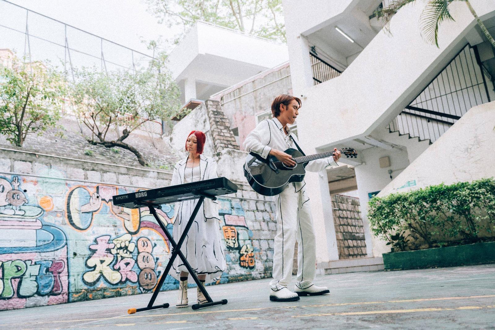 per se由衣着到化妝均花了心思。