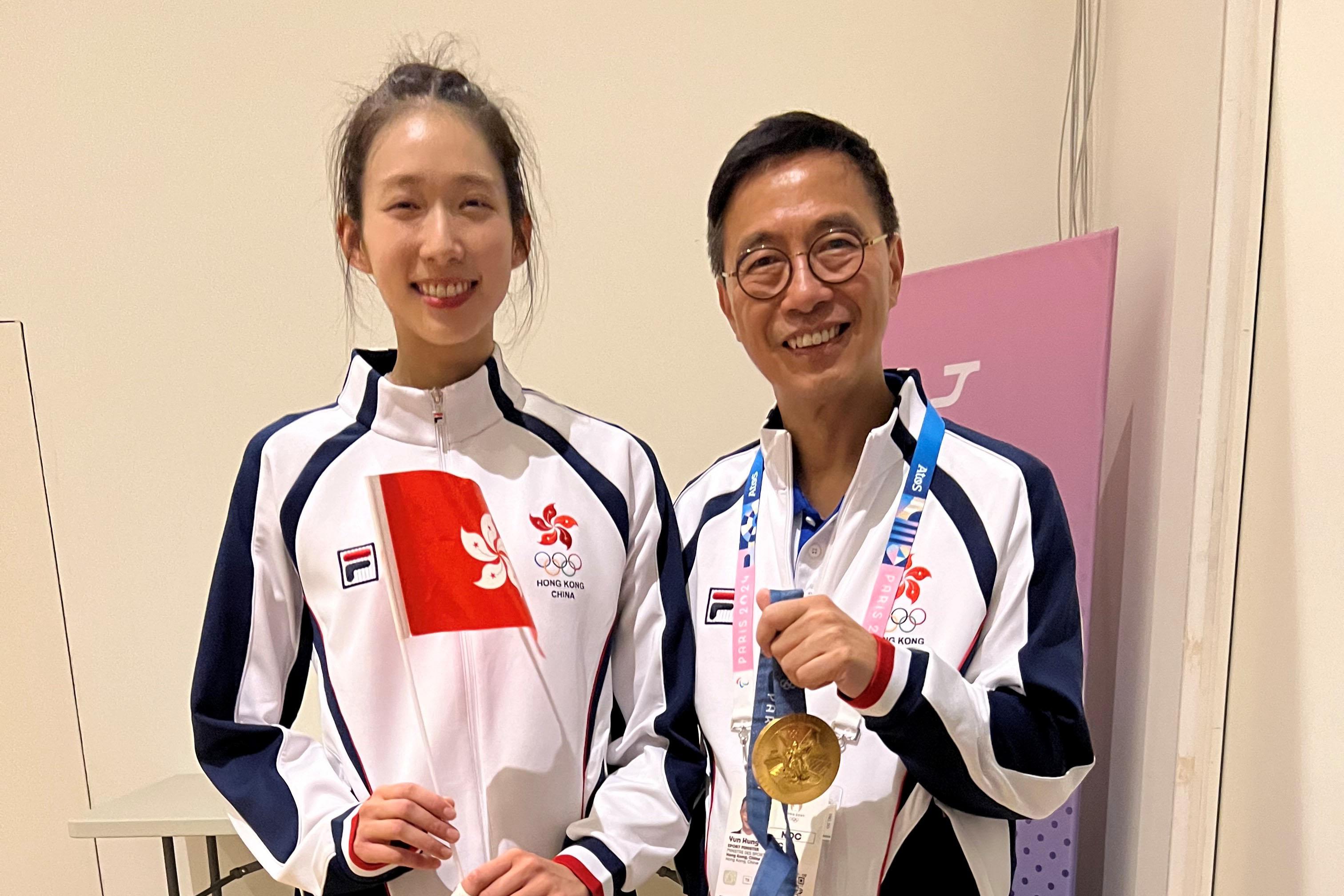 楊潤雄(右)在巴黎奧運現場恭賀江旻憓(左)奪金。(政府新聞處)