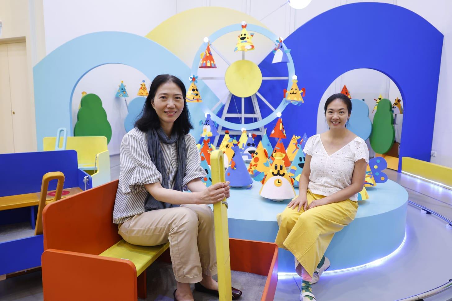 香港藝術館館長區碧鴻(左)與展覽策劃伙伴張慧婷介紹展覽。(林俊源攝)