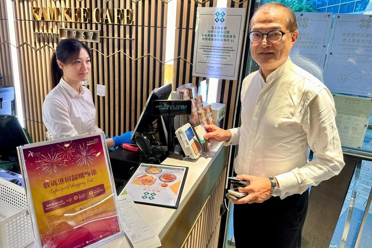 盧寵茂用電子付款方式喺數碼港商場消費。(醫務衞生局FB)