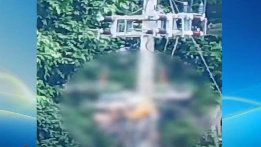 穿橙衣的工人最後昏倒,掛在電線桿上。(互聯網)