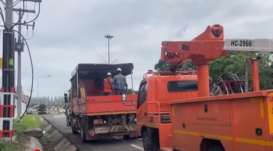 電力公司吊車到場。(互聯網)