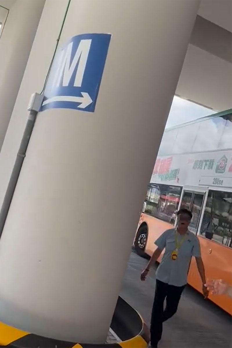 灣仔會展站巴士總站有車長發生激烈口角,其間有同事調停和分隔雙方。(網上影片截圖)