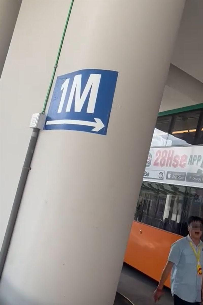 灣仔會展站巴士總站有車長發生激烈口角,其間有同事調停和分隔雙方。(網上影片截圖)