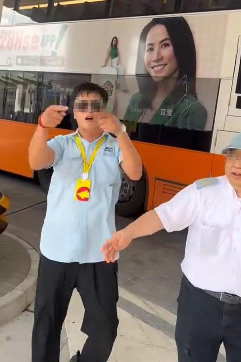 灣仔會展站巴士總站有車長發生激烈口角,其間有同事調停和分隔雙方。(網上影片截圖)