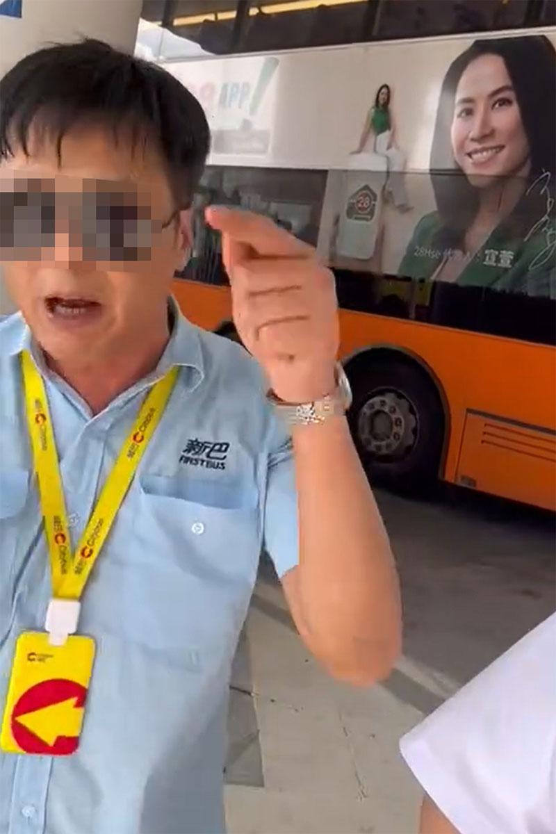 灣仔會展站巴士總站有車長發生激烈口角,其間有同事調停和分隔雙方。(網上影片截圖)