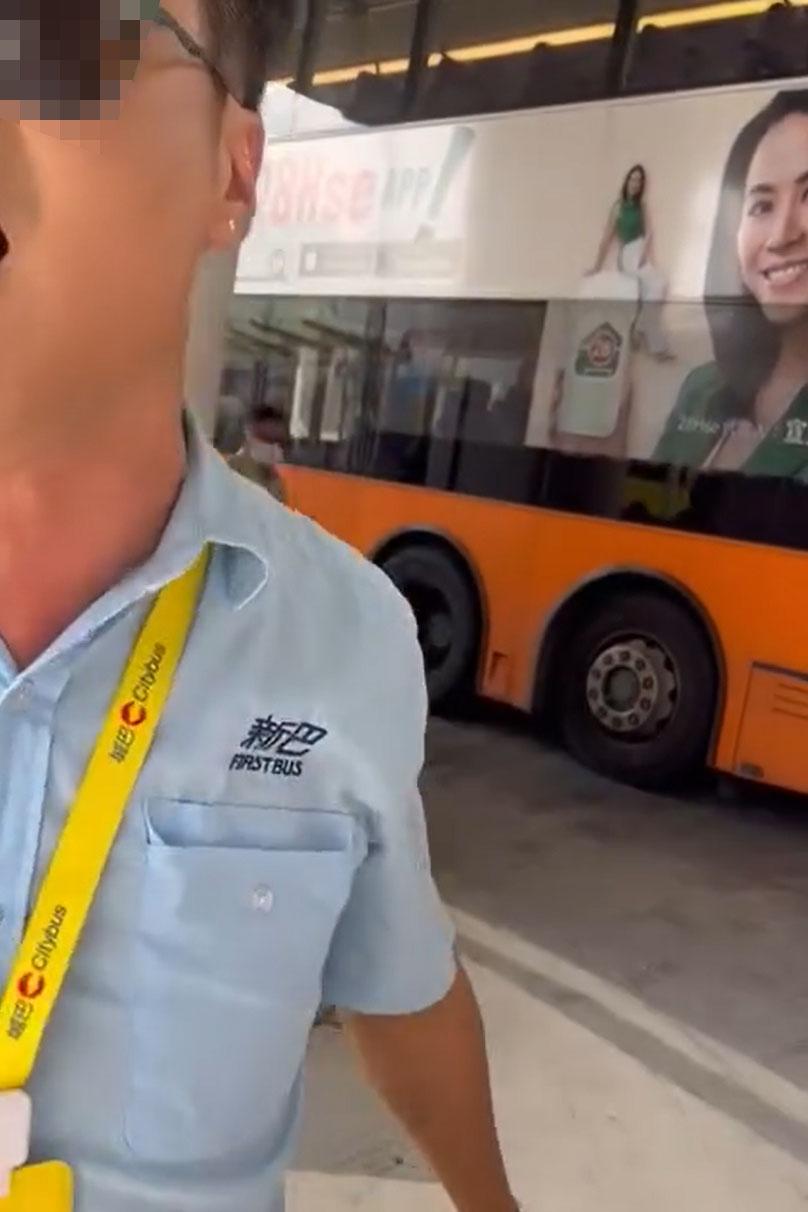 灣仔會展站巴士總站有車長發生激烈口角,其間有同事調停和分隔雙方。(網上影片截圖)
