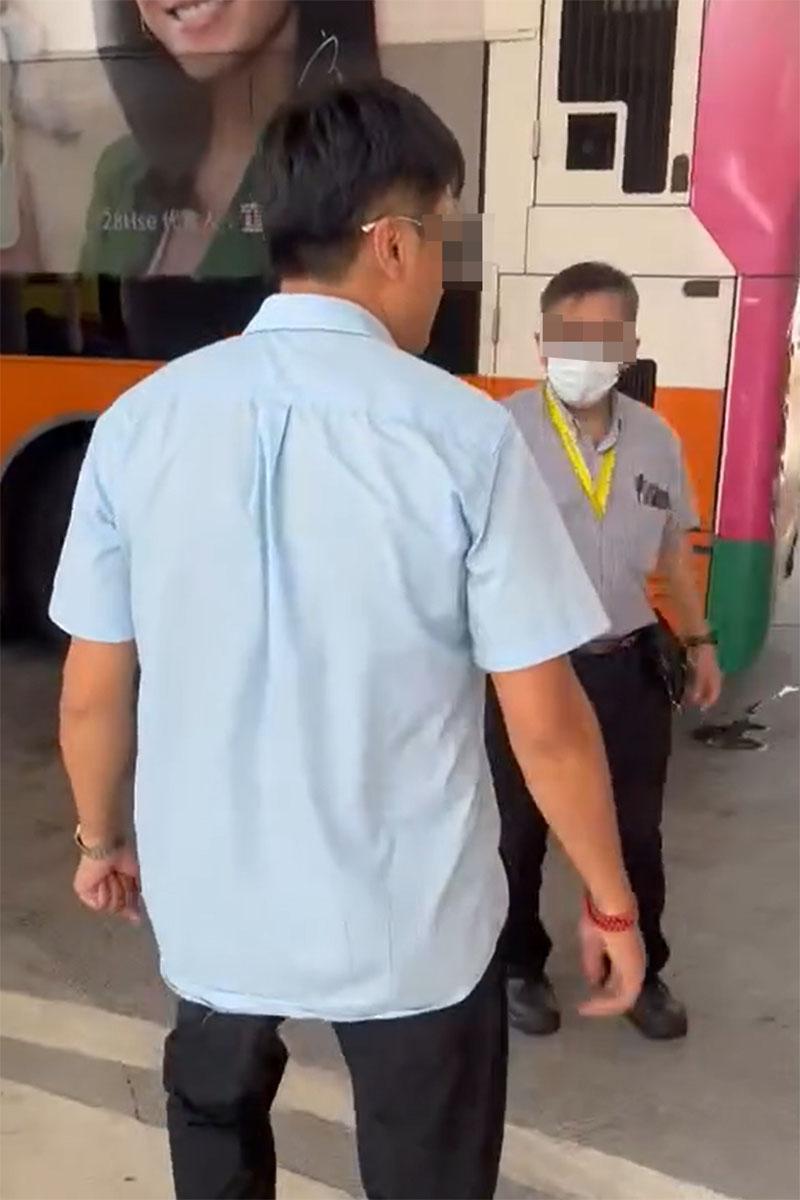 灣仔會展站巴士總站有車長發生激烈口角,其間有同事調停和分隔雙方。(網上影片截圖)