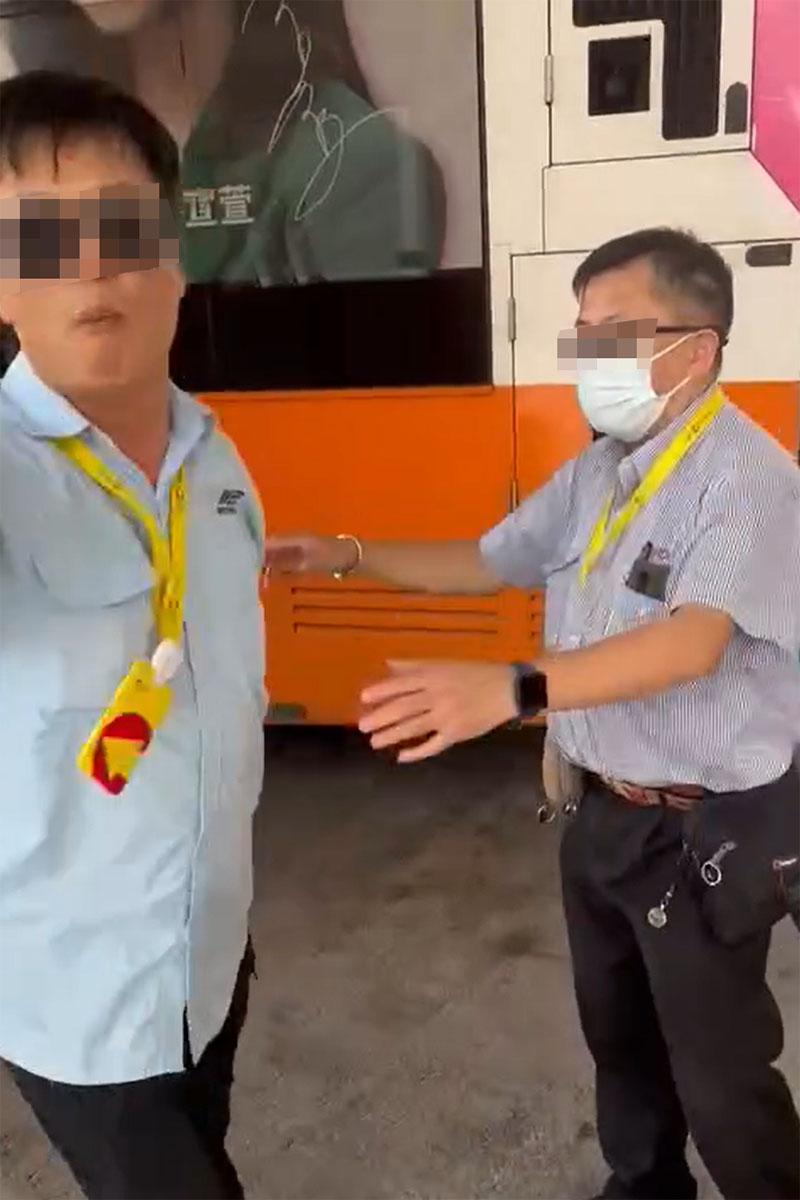 灣仔會展站巴士總站有車長發生激烈口角,其間有同事調停和分隔雙方。(網上影片截圖)
