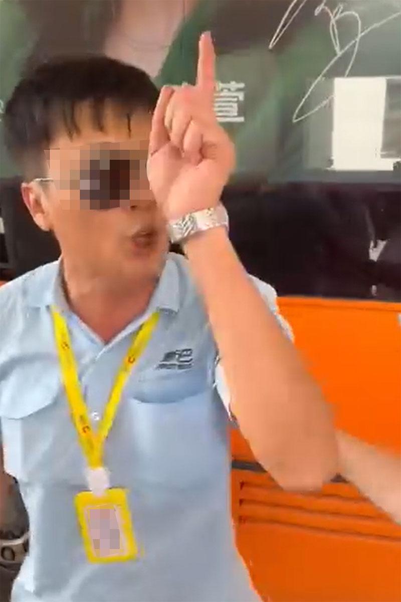 灣仔會展站巴士總站有車長發生激烈口角,其間有同事調停和分隔雙方。(網上影片截圖)