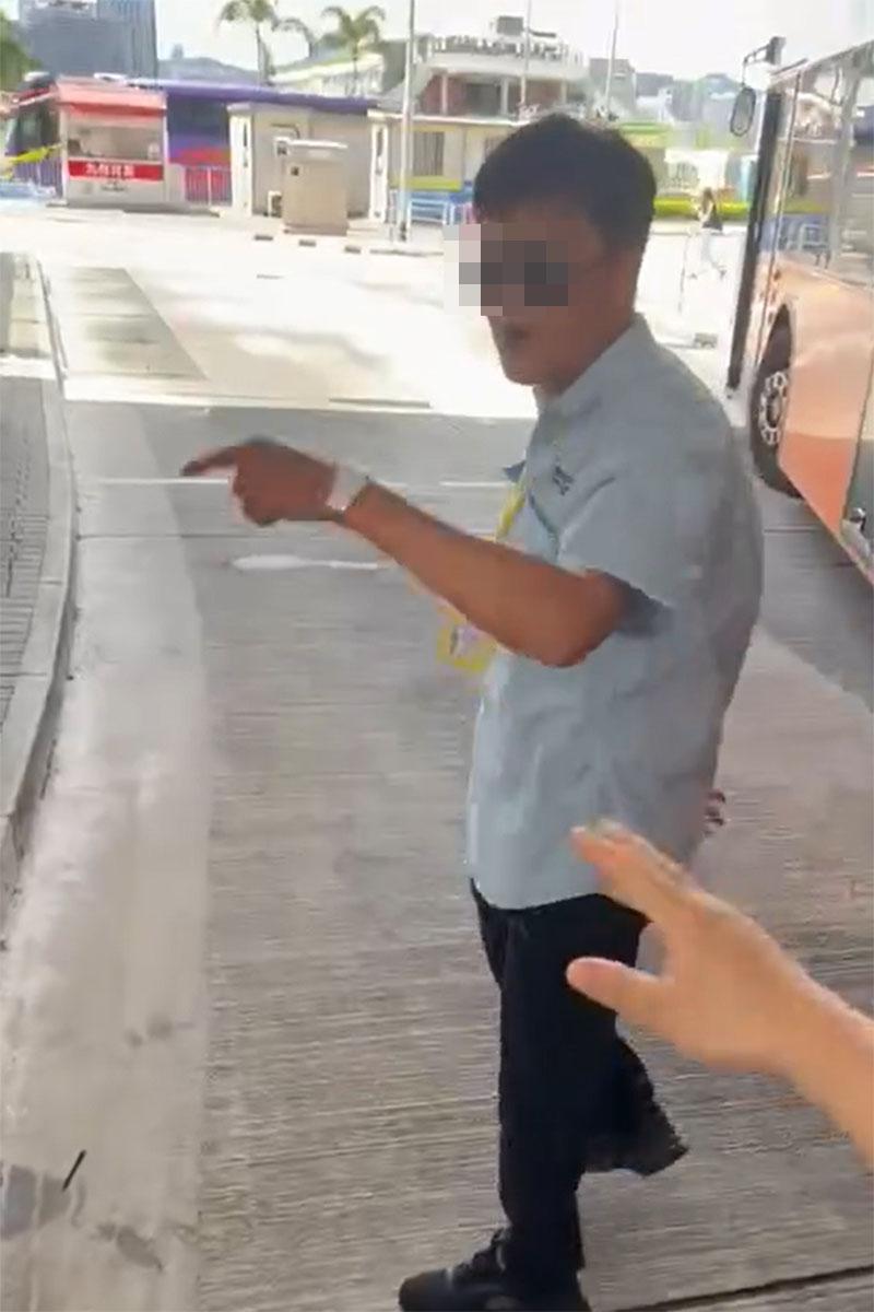 灣仔會展站巴士總站有車長發生激烈口角,其間有同事調停和分隔雙方。(網上影片截圖)