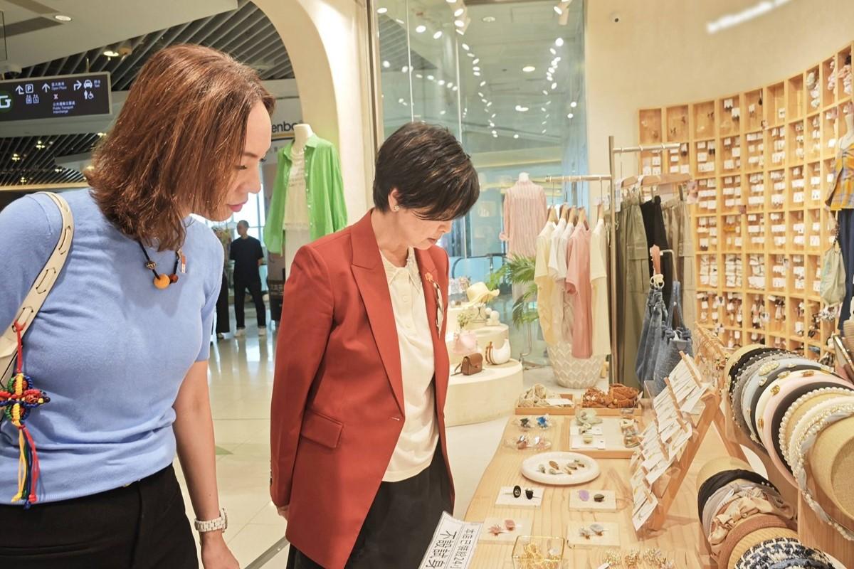 何永賢(右)喺大本型購物。(何永賢FB)